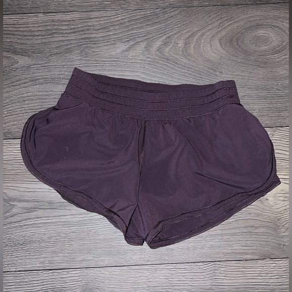 LuLuLeMoN beat the heat running shorts size 4 excellent condition black currant - Picture 11 of 11